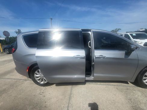 Used 2017 Chrysler Pacifica Touring w/ Tire & Wheel Group FWD image 9