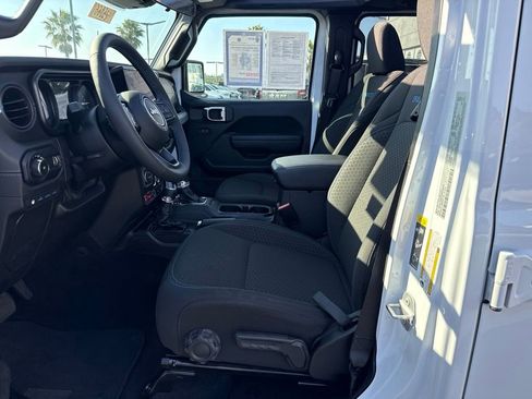 Certified 2025 Jeep Wrangler Unlimited Rubicon 4xe w/ Convenience Group AWD/4WD image 15