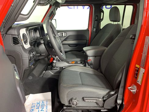 Used 2025 Jeep Wrangler Unlimited Sahara AWD/4WD image 16