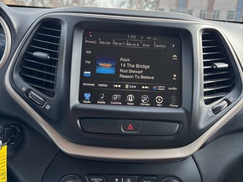 Used 2017 Jeep Cherokee Latitude w/ Cold Weather Group image 12