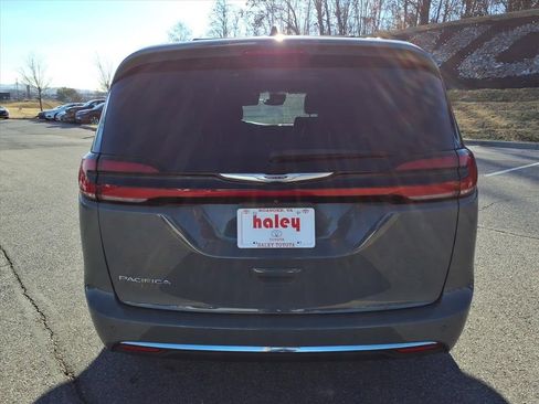 Used 2023 Chrysler Pacifica Touring-L image 6