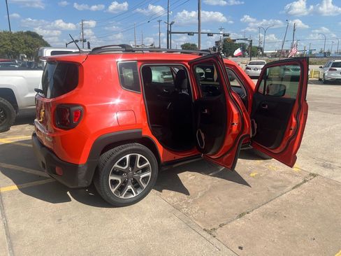 Used 2017 Jeep Renegade Latitude FWD image 12