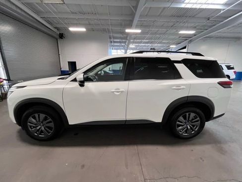 Used 2024 Nissan Pathfinder SV image 6