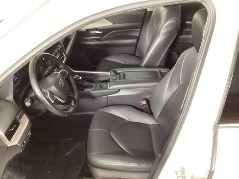 Used 2024 Toyota Grand Highlander AWD image 32