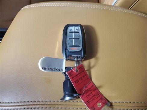 Used 2023 Chrysler Pacifica Pinnacle w/ Trailer Tow Group image 28