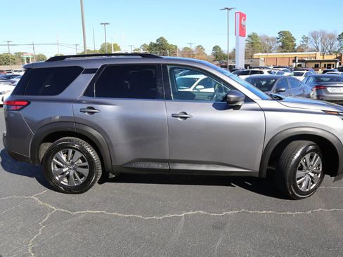 Used 2024 Nissan Pathfinder SV image 7