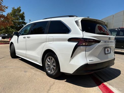 Used 2026 Toyota Sienna XLE FWD image 8
