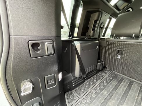 Used 2023 Land Rover Defender 110 X-Dynamic SE image 32