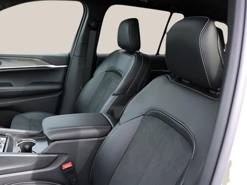 New 2026 Jeep Grand Cherokee Altitude image 12