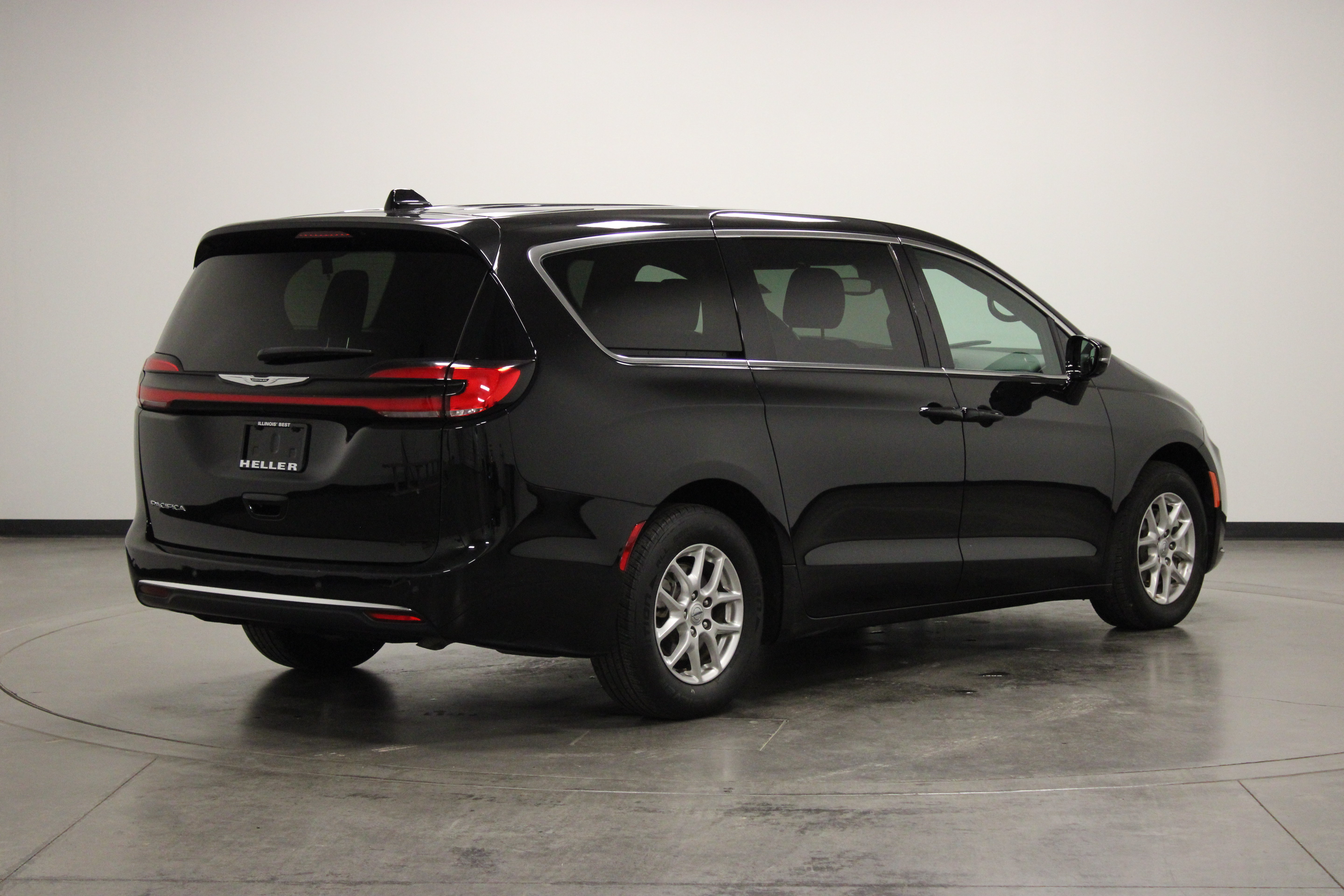 Used 2025 Chrysler Pacifica Select FWD image 8