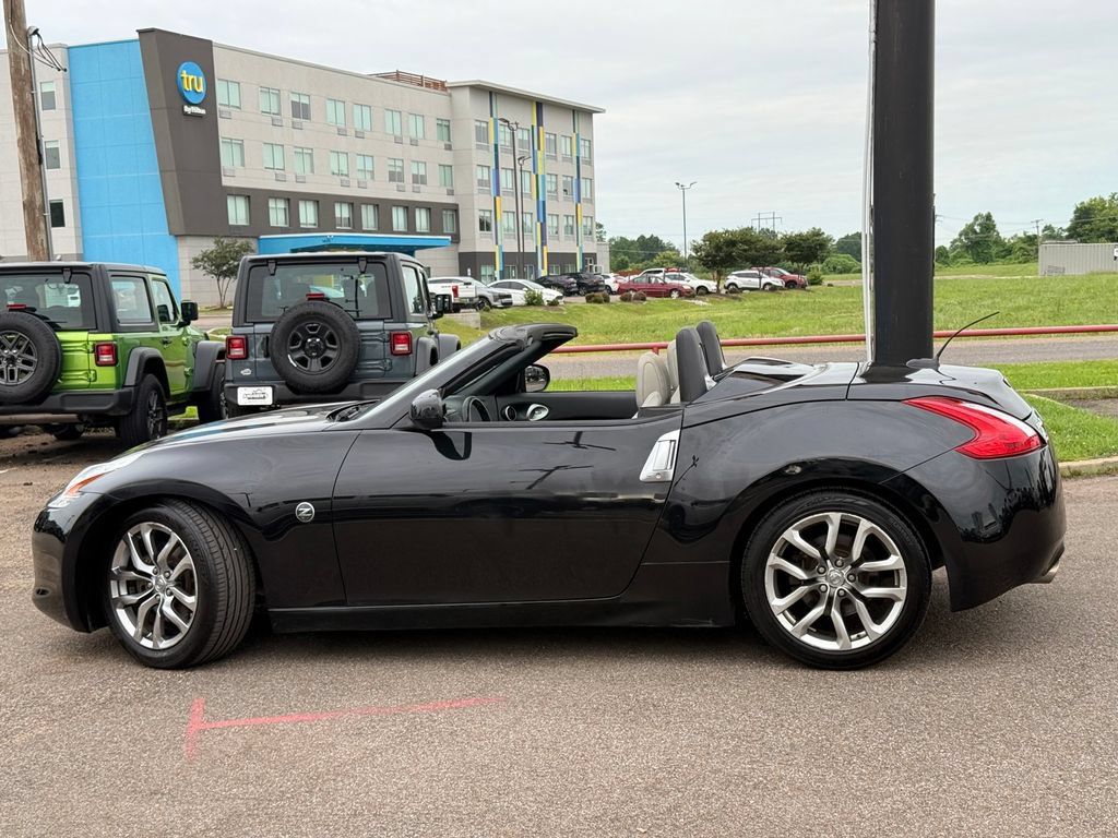 Used 2011 Nissan 370Z Touring RWD image 17