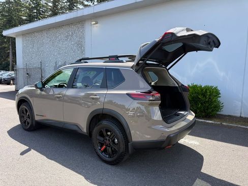 Used 2025 Nissan Rogue SV AWD/4WD image 11