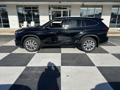Used 2024 Toyota Highlander Limited image 1