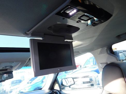 Used 2018 Chevrolet Suburban Premier image 21