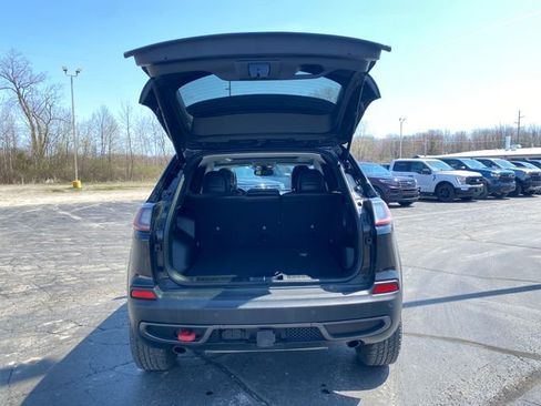 Used 2019 Jeep Cherokee Trailhawk AWD/4WD image 18