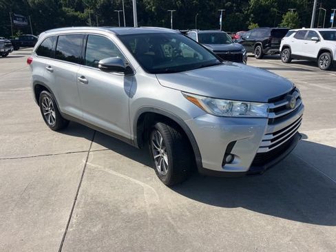 Used 2019 Toyota Highlander XLE FWD image 11