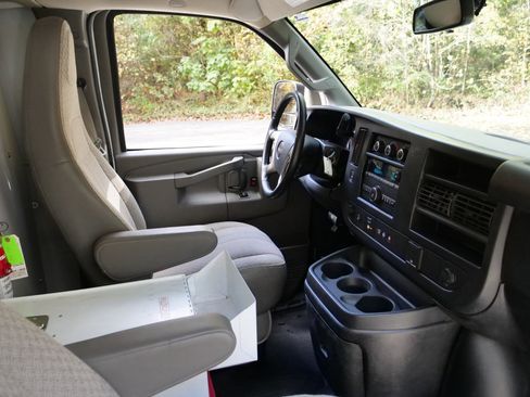 Used 2018 GMC Savana 3500 w/ Driver Convenience Package image 36