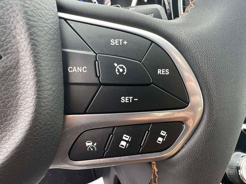 Used 2023 Chrysler Pacifica Pinnacle FWD image 21