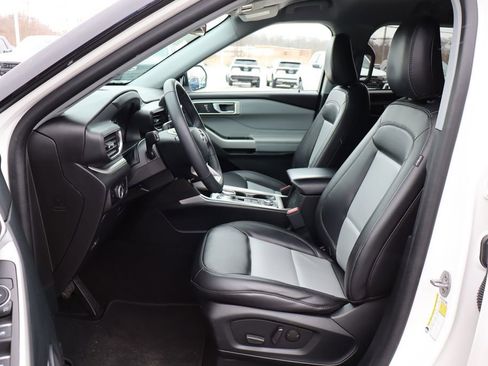 Used 2023 Ford Explorer XLT w/ Equipment Group 202A image 9