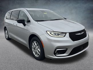 New 2026 Chrysler Pacifica Select video 2