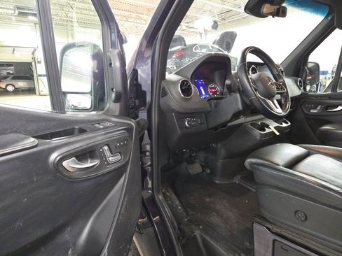 Used 2022 Mercedes-Benz Sprinter 2500 image 9
