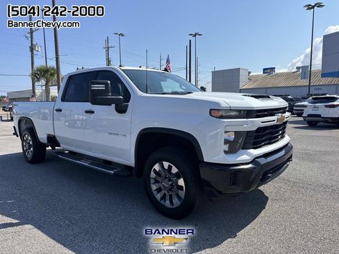 Used 2024 Chevrolet Silverado 2500 Custom w/ Custom Value Package image 3