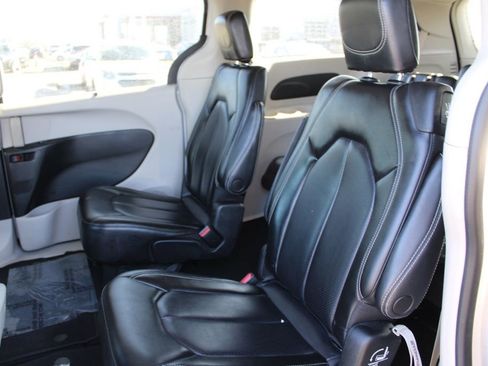 Used 2023 Chrysler Pacifica Touring-L image 24