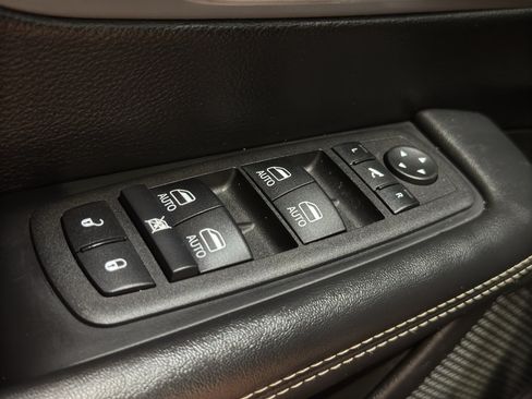 Used 2025 Chrysler Pacifica Limited FWD image 34