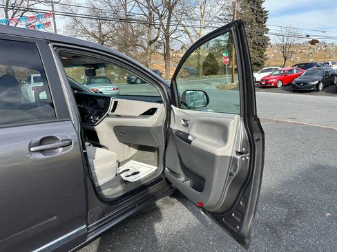 Used 2017 Toyota Sienna LE image 38