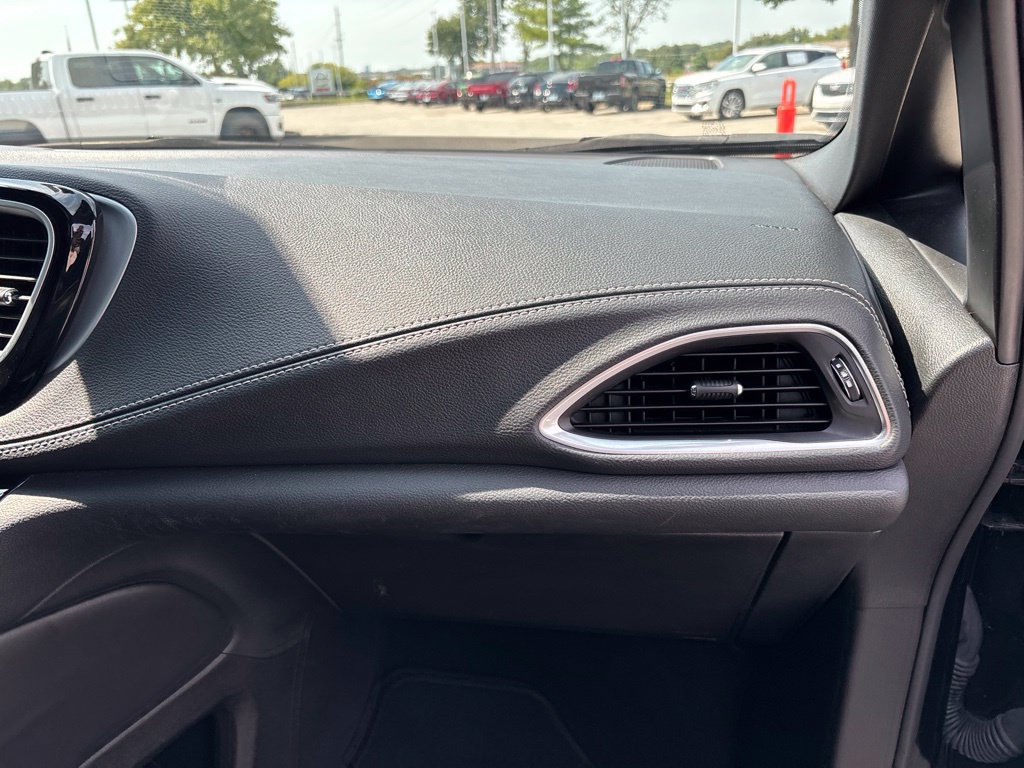 Used 2025 Chrysler Pacifica Limited FWD image 30