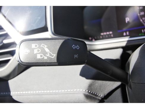 Certified 2025 Volkswagen Taos SE FWD image 19