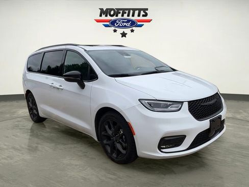 Used 2026 Chrysler Pacifica Limited w/ S Appearance Package FWD image 7