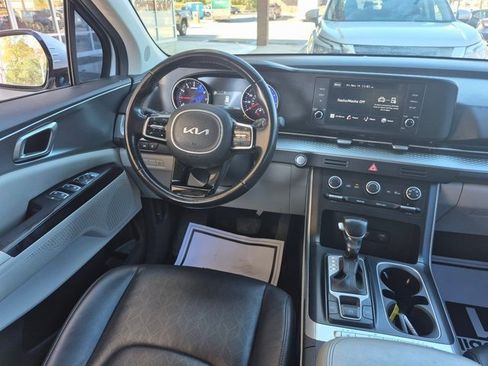 Used 2023 Kia Carnival LX image 16