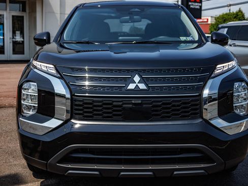 New 2025 Mitsubishi Outlander ES image 2