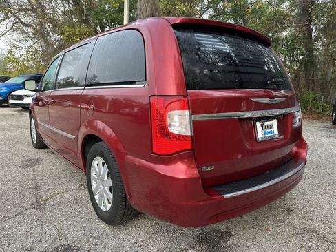 Used 2016 Chrysler Town & Country Touring image 4