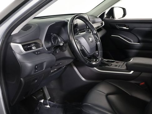 Used 2021 Toyota Highlander XLE image 25