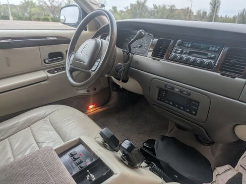 Used 1999 Lincoln Town Car Executive image 24