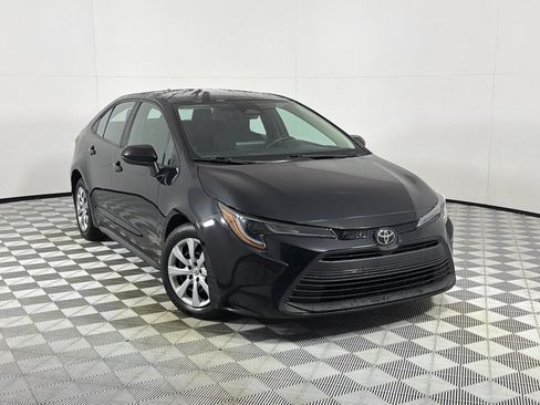 Used 2023 Toyota Corolla LE FWD image 2