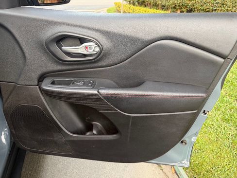 Used 2015 Jeep Cherokee Trailhawk w/ Comfort/Convenience Group image 27