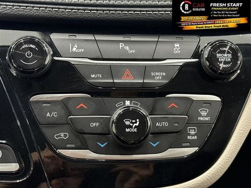 Used 2024 Chrysler Pacifica Limited FWD image 51