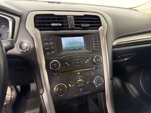 Used 2018 Ford Fusion SE image 16