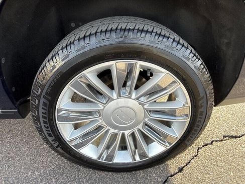 Used 2018 Cadillac Escalade ESV Platinum AWD/4WD image 14