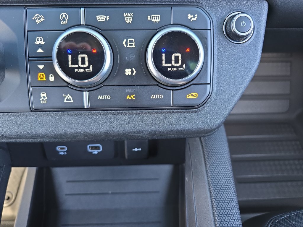 Used 2022 Land Rover Defender 110 V8 AWD/4WD image 28