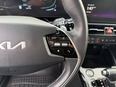 Used 2023 Kia Niro SX Touring image 18