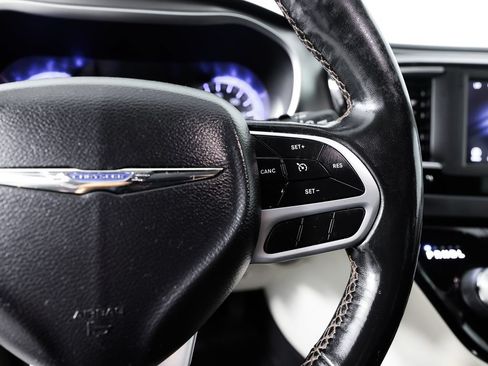 Used 2020 Chrysler Pacifica Touring-L FWD image 31