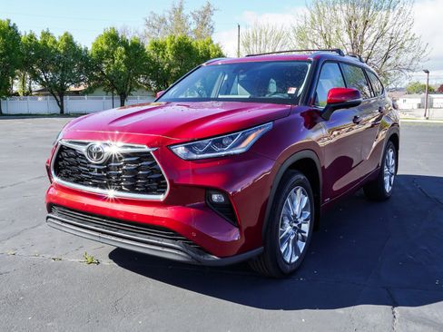 Used 2025 Toyota Highlander Limited image 4