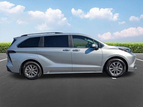 Certified 2025 Toyota Sienna XLE FWD image 3