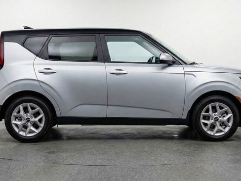 Used 2025 Kia Soul LX w/ LX Technology Package image 11