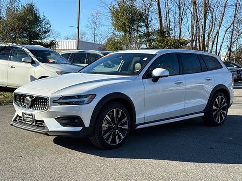 Used 2024 Volvo V60 B5 Cross Country Ultimate image 5