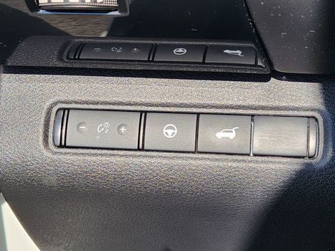 Used 2025 Nissan Pathfinder SV image 24